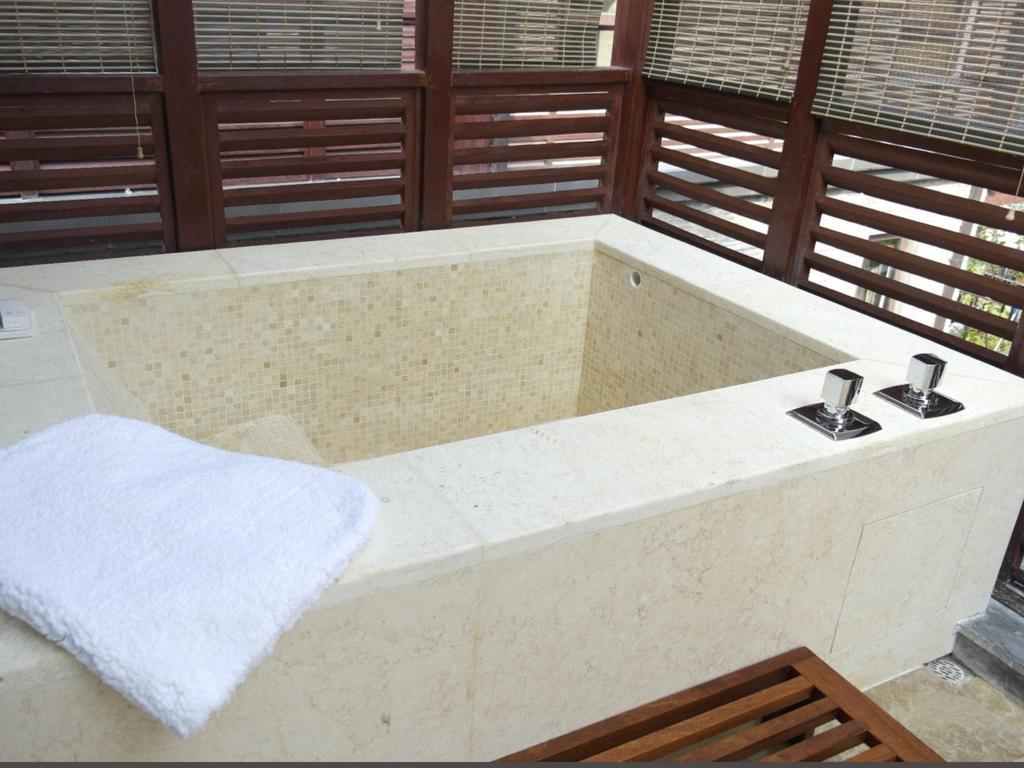 The Tang Hotel Hainan Mount Qixian Baoting Room photo